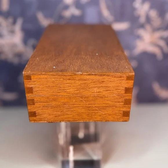 Vintage Estate Wooden Storage Box with Metal Clasp and Dovetailed Edges - Picture 4 of 10